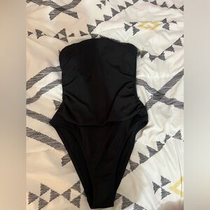 Black strapless swimsuit with straps